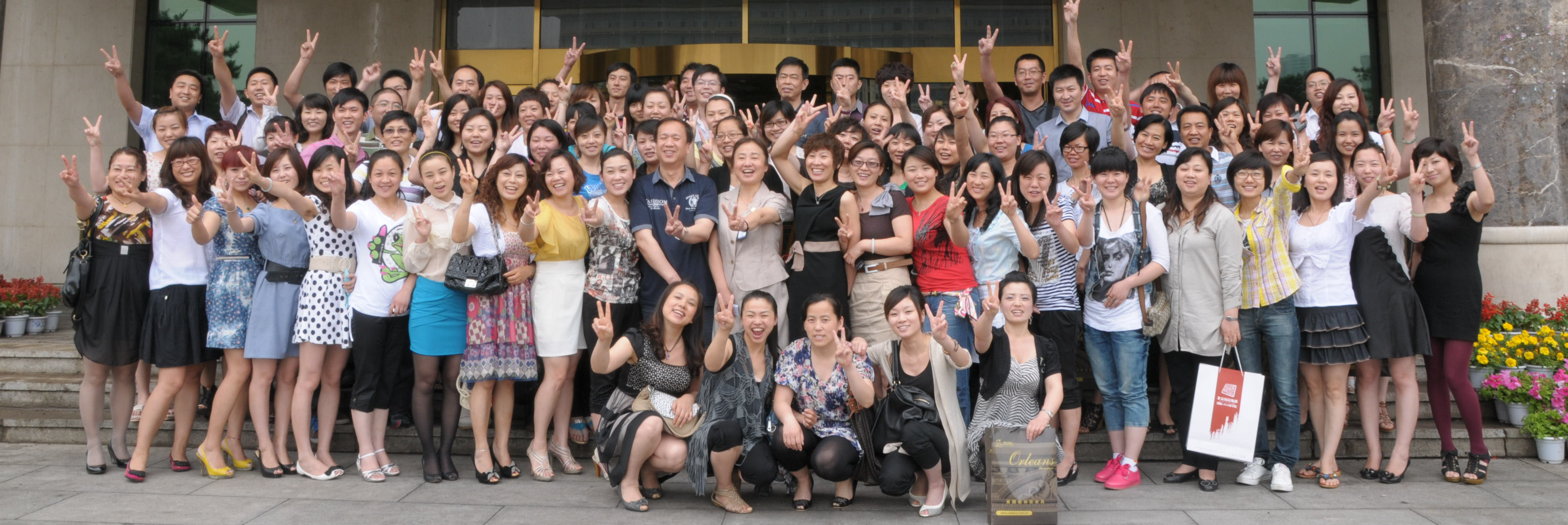 中国市场销售精英与培训老师合影 中国市场销售精英与培训老师合影